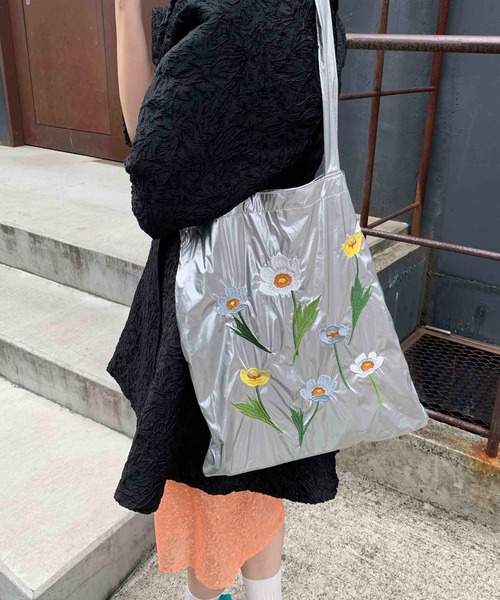 Casselini(キャセリーニ)の「Casselini(キャセリーニ)フラワー刺繍トート(トートバッグ・レディース・ピンク/シルバー/ブラック・FREE)」の3枚目の写真