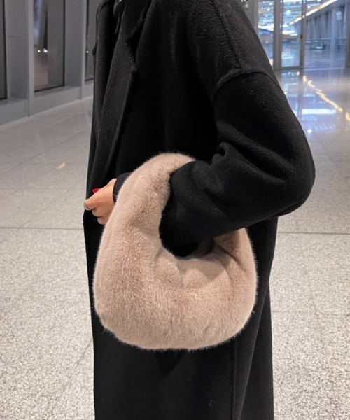 Mela(メラ)の「FUR HAND BAG(ハンドバッグ・レディース・ホワイト/イエロー/ベージュ/ブラック/アイボリー/グレー・FREE)」の18枚目の写真