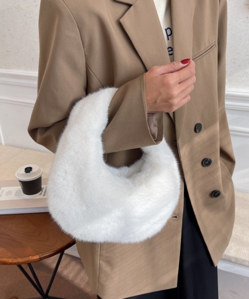 Mela(メラ)の「FUR HAND BAG(ハンドバッグ・レディース・ホワイト/イエロー/ベージュ/ブラック/アイボリー/グレー・FREE)」の8枚目の写真