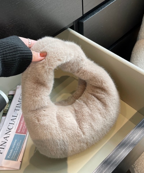 Mela(メラ)の「FUR HAND BAG(ハンドバッグ・レディース・ホワイト/イエロー/ベージュ/ブラック/アイボリー/グレー・FREE)」の9枚目の写真