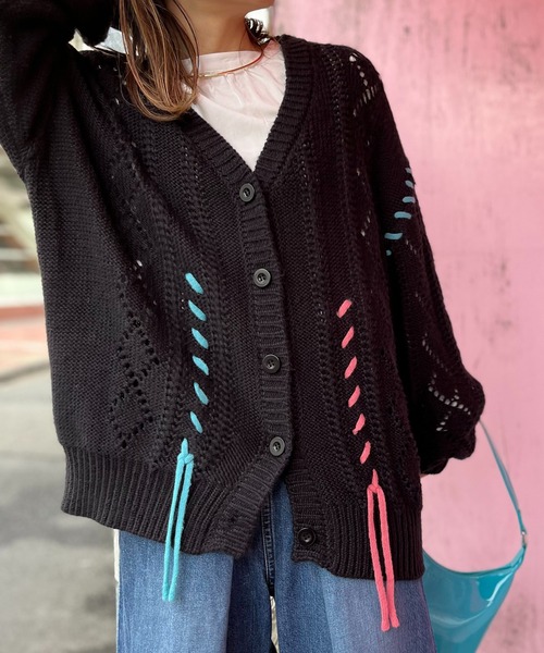 mi via loca（ミヴィアロカ）の「配色レースアップ透かし編みカーディガン（カーディガン/ボレロ・レディース・ブルー/ラベンダー/オフホワイト/ブラック・FREE）」の6枚目の写真