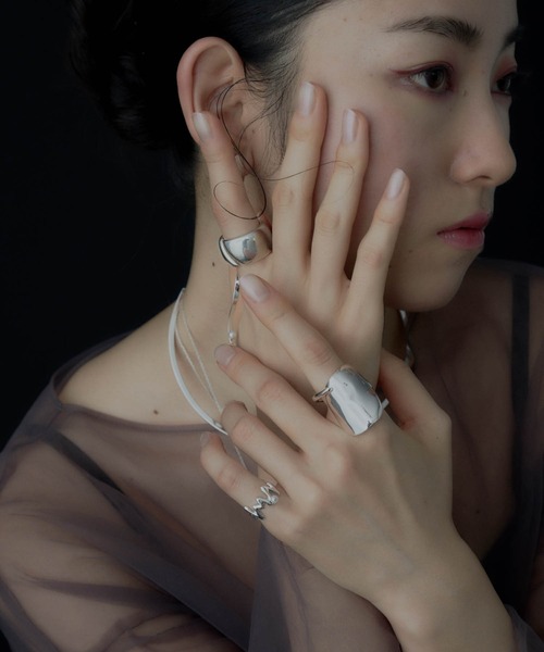 loni（ロニ）の「【金属アレルギー対応】Benjamin asymmetry ring（アシンメトリーデザインリング）（リング・レディース・ゴールド/シルバー・#11/#13）」の10枚目の写真