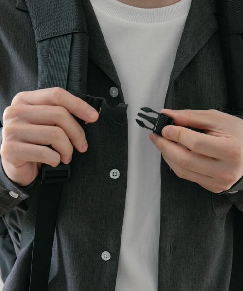 ITEMS URBANRESEARCH（アイテムズ アーバンリサーチ）の「撥水加工リフレクター バックパック（ショルダーバッグ・メンズ・ブラック・-）」の2枚目の写真