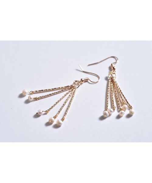tone(トーン)の「【Astyle】淡水パール5連スティックステンレスピアス(MA)(ピアス(両耳用)・レディース・ゴールド・FREE)」の2枚目の写真