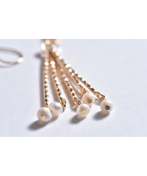tone(トーン)の「【Astyle】淡水パール5連スティックステンレスピアス(MA)(ピアス(両耳用)・レディース・ゴールド・FREE)」の3枚目の写真