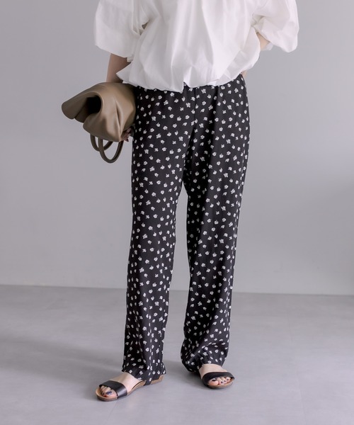 PUAL CE CIN（ピュアルセシン）の「ランダムフラワープリント イージーパンツ（その他パンツ・レディース・ネイビー/ブラック・FREE）」の2枚目の写真