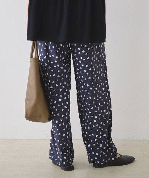 PUAL CE CIN（ピュアルセシン）の「ランダムフラワープリント イージーパンツ（その他パンツ・レディース・ネイビー/ブラック・FREE）」の4枚目の写真