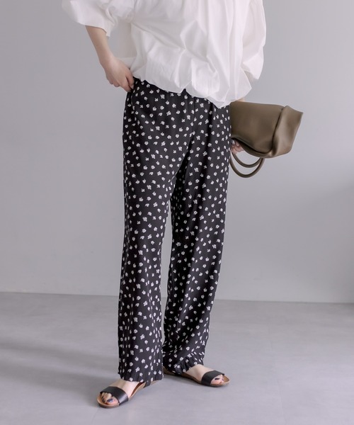 PUAL CE CIN（ピュアルセシン）の「ランダムフラワープリント イージーパンツ（その他パンツ・レディース・ネイビー/ブラック・FREE）」の3枚目の写真