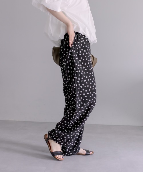 PUAL CE CIN（ピュアルセシン）の「ランダムフラワープリント イージーパンツ（その他パンツ・レディース・ネイビー/ブラック・FREE）」の8枚目の写真