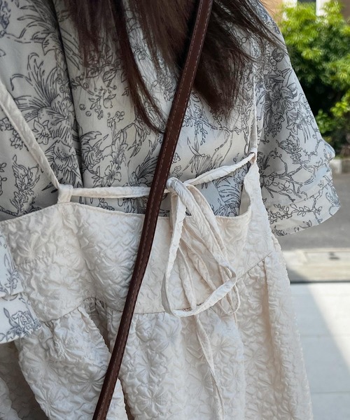 Lamoa（ラモア）の「【Lamoa】/花柄エンボスキャミワンピース（ワンピース・レディース・アイボリー/ブラック・MEDIUM）」の6枚目の写真