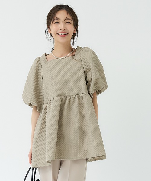 coca(coca)(コカ)の「ダイヤエンボスブラウス(シャツ/ブラウス・レディース・ブラック/グレイッシュベージュ・M/L)」の4枚目の写真