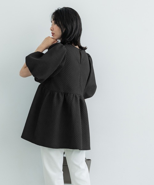 coca(coca)(コカ)の「ダイヤエンボスブラウス(シャツ/ブラウス・レディース・ブラック/グレイッシュベージュ・M/L)」の6枚目の写真