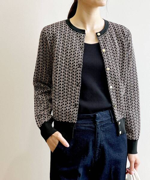 OPAQUE.CLIP(オペークドットクリップ)の「◆ジオメトリックジャカードニットカーディガン【洗濯機洗い可】(カーディガン/ボレロ・レディース・ブラック系/ピンク系・38/40)」の2枚目の写真