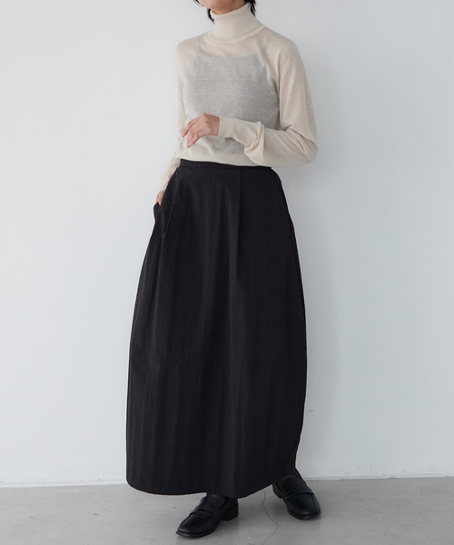 for/c（フォーシー）の「撥水ナイロンヴィンテージコクーンスカート【サスティナブル】（スカート・レディース・アイボリー/ブラック・M/L）」の4枚目の写真