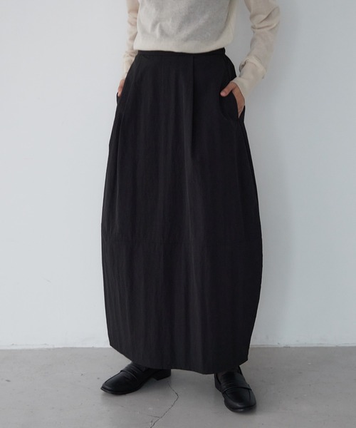 for/c（フォーシー）の「撥水ナイロンヴィンテージコクーンスカート【サスティナブル】（スカート・レディース・アイボリー/ブラック・M/L）」の7枚目の写真
