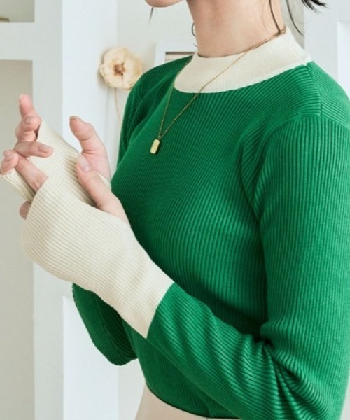 kirakiraShop(キラキラショップ)の「レイヤード風 指穴 配色 リブ ニット(ニット/セーター・レディース・ブルー/オレンジ/グリーン/ブラック系その他/アイボリー系・FREE)」の4枚目の写真