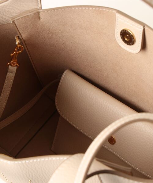 STELLA McCARTNEY（ステラマッカートニー）の「Stella Logo Grainy Studded Crossbody Bag / ステラ ロゴ グレイン スタッズ クロスボディバッグ（トートバッグ・レディース・クリーム・ONE SIZE）」の4枚目の写真
