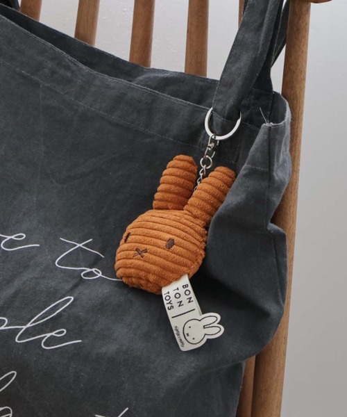 Dick Bruna(ディックブルーナ)の「BON TON TOYS Keychain Miffy Flat(キーホルダー・レディース・オフホワイト/クリーム/ローズ系/オリーブ/ライラック/ブラウン系その他・FREE)」の2枚目の写真