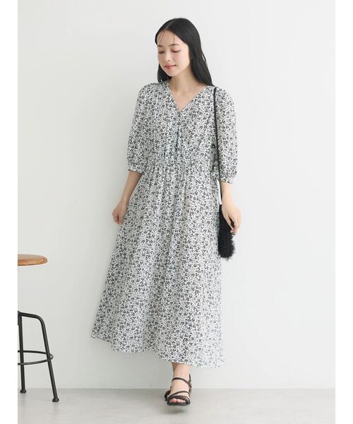 earth music&ecology(アースミュージックアンドエコロジー)の「カシュクール小花柄ワンピース(ワンピース・レディース・オフホワイト/イエロー/ブルー・FREE)」の5枚目の写真