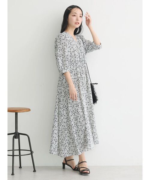 earth music&ecology(アースミュージックアンドエコロジー)の「カシュクール小花柄ワンピース(ワンピース・レディース・オフホワイト/イエロー/ブルー・FREE)」の6枚目の写真