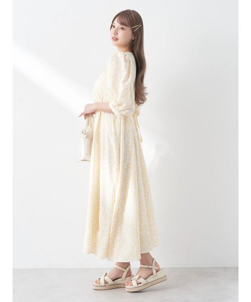 earth music&ecology(アースミュージックアンドエコロジー)の「カシュクール小花柄ワンピース(ワンピース・レディース・オフホワイト/イエロー/ブルー・FREE)」の12枚目の写真
