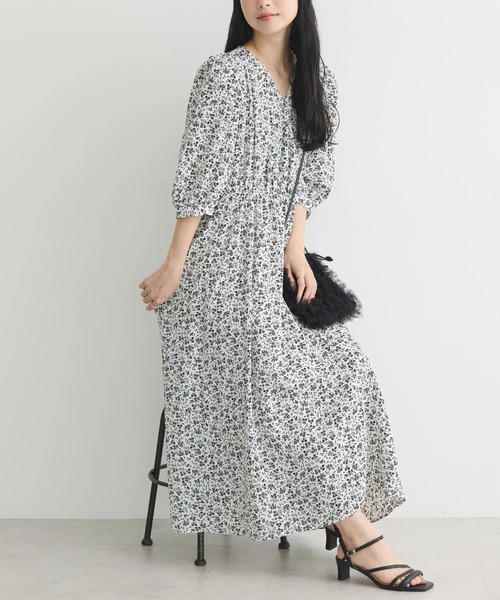 earth music&ecology(アースミュージックアンドエコロジー)の「カシュクール小花柄ワンピース(ワンピース・レディース・オフホワイト/イエロー/ブルー・FREE)」の2枚目の写真