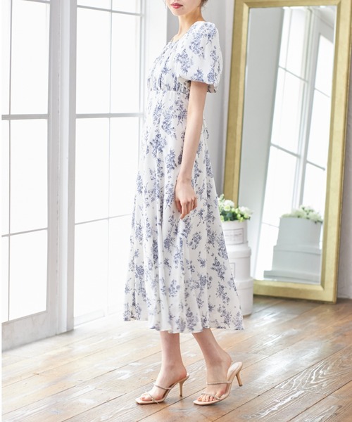 tocco closet(トッコ クローゼット)の「パール付きバックレースアップフラワープリントワンピース(ワンピース・レディース・オフホワイト/ピンク・M)」の3枚目の写真