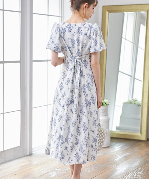 tocco closet(トッコ クローゼット)の「パール付きバックレースアップフラワープリントワンピース(ワンピース・レディース・オフホワイト/ピンク・M)」の4枚目の写真