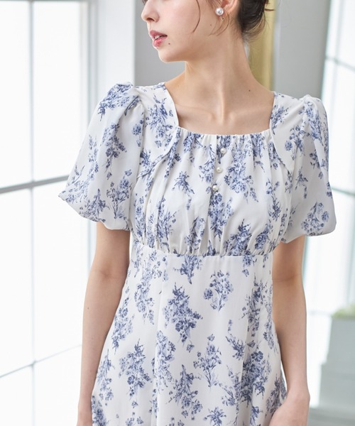 tocco closet(トッコ クローゼット)の「パール付きバックレースアップフラワープリントワンピース(ワンピース・レディース・オフホワイト/ピンク・M)」の5枚目の写真
