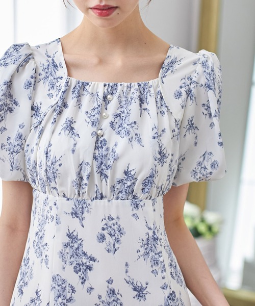 tocco closet(トッコ クローゼット)の「パール付きバックレースアップフラワープリントワンピース(ワンピース・レディース・オフホワイト/ピンク・M)」の7枚目の写真
