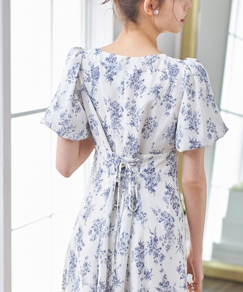 tocco closet(トッコ クローゼット)の「パール付きバックレースアップフラワープリントワンピース(ワンピース・レディース・オフホワイト/ピンク・M)」の8枚目の写真
