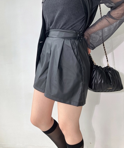 AS KNOW AS plus(アズノゥアズプラス)の「◇シンプルショートフェイクレザーパンツ(その他パンツ・レディース・ブラック/ブラウン・FREE)」の4枚目の写真