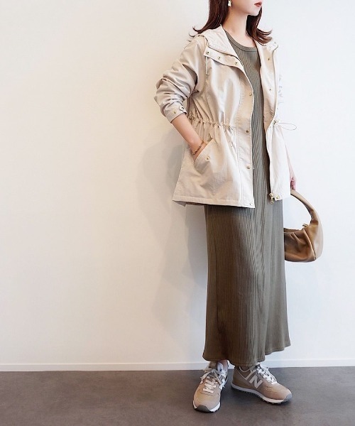 ikka（イッカ）の「【雑誌InRed11月号掲載】撥水マウンテンパーカー【親子コーデ】（マウンテンパーカー・レディース・マジェンタ/チャコールグレー/ライトベージュ/オリーブ・L/M/S）」の10枚目の写真