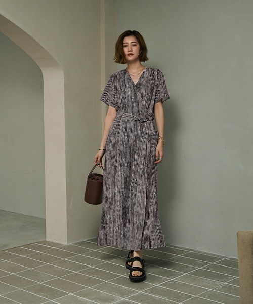 STYLE DELI(スタイルデリ)の「デザインストライプ柄カシュクールワンピース(ワンピース・レディース・ブルー/ブラウン・SMALL/MEDIUM)」の16枚目の写真
