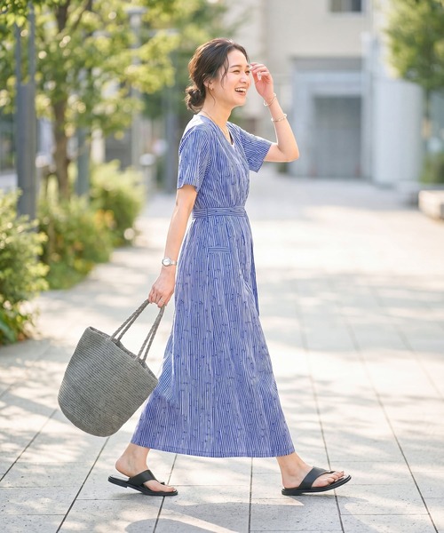 STYLE DELI(スタイルデリ)の「デザインストライプ柄カシュクールワンピース(ワンピース・レディース・ブルー/ブラウン・SMALL/MEDIUM)」の5枚目の写真
