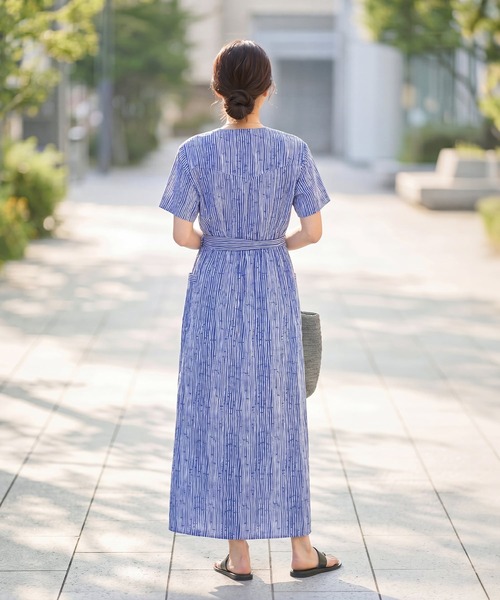 STYLE DELI(スタイルデリ)の「デザインストライプ柄カシュクールワンピース(ワンピース・レディース・ブルー/ブラウン・SMALL/MEDIUM)」の6枚目の写真