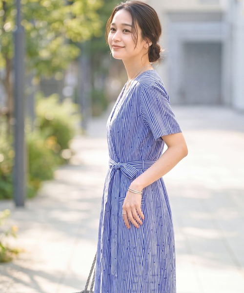 STYLE DELI(スタイルデリ)の「デザインストライプ柄カシュクールワンピース(ワンピース・レディース・ブルー/ブラウン・SMALL/MEDIUM)」の7枚目の写真