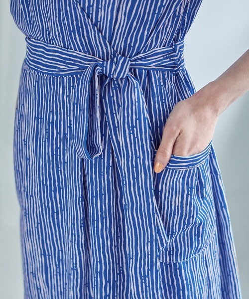 STYLE DELI(スタイルデリ)の「デザインストライプ柄カシュクールワンピース(ワンピース・レディース・ブルー/ブラウン・SMALL/MEDIUM)」の9枚目の写真