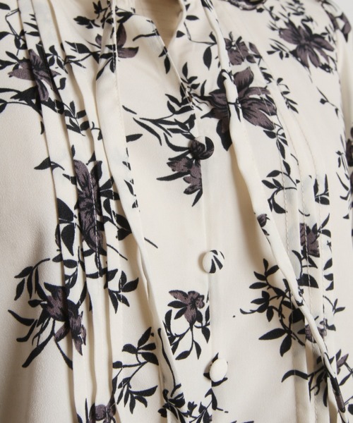 tocco closet（トッコ　クローゼット）の「ボウタイタック入り花柄ブラウス（シャツ/ブラウス・レディース・アイボリー/ピンク・M）」の4枚目の写真