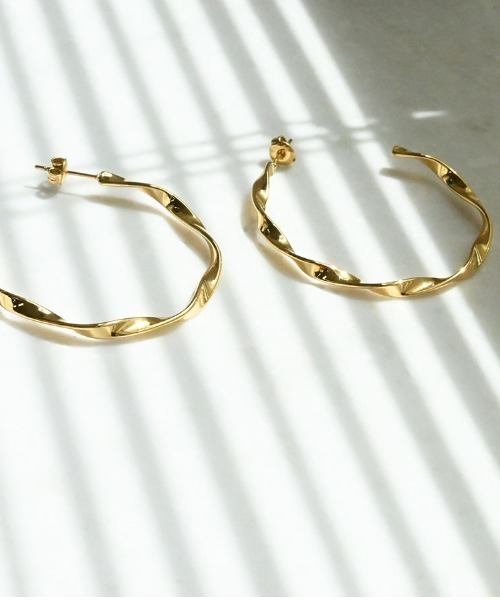 sowi(ソーイ)の「サージカルステンレス ネジリ フープピアス(ピアス(両耳用)・レディース・ゴールド/ピンクゴールド/シルバー・フリ-)」の1枚目の写真