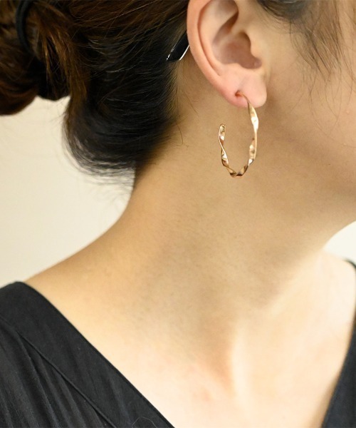 sowi(ソーイ)の「サージカルステンレス ネジリ フープピアス(ピアス(両耳用)・レディース・ゴールド/ピンクゴールド/シルバー・フリ-)」の9枚目の写真