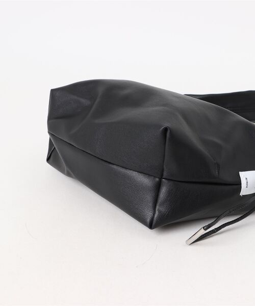 GORGE(ゴージ)の「《ねじりストラップ×トレンド感》レディース レフトミニショルダー フェイクレザー 斜め掛け 春夏秋冬(ショルダーバッグ・レディース・アイボリー/ブラック/シルバー・F)」の11枚目の写真