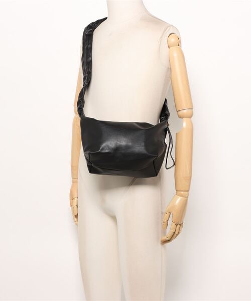 GORGE(ゴージ)の「《ねじりストラップ×トレンド感》レディース レフトミニショルダー フェイクレザー 斜め掛け 春夏秋冬(ショルダーバッグ・レディース・アイボリー/ブラック/シルバー・F)」の9枚目の写真