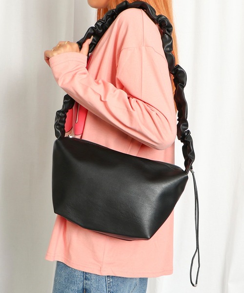GORGE(ゴージ)の「《ねじりストラップ×トレンド感》レディース レフトミニショルダー フェイクレザー 斜め掛け 春夏秋冬(ショルダーバッグ・レディース・アイボリー/ブラック/シルバー・F)」の1枚目の写真