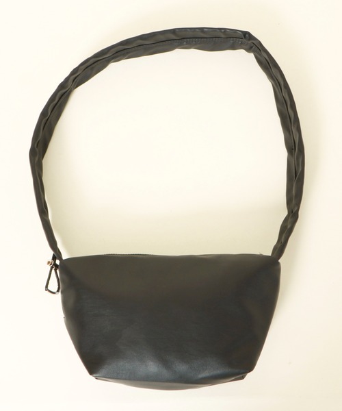 GORGE(ゴージ)の「《ねじりストラップ×トレンド感》レディース レフトミニショルダー フェイクレザー 斜め掛け 春夏秋冬(ショルダーバッグ・レディース・アイボリー/ブラック/シルバー・F)」の5枚目の写真