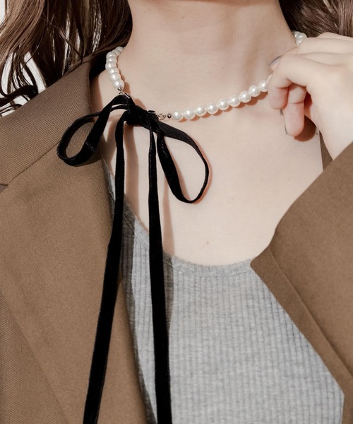 SMELLY（スメリー）の「ベロアリボンパールネックレス（ネックレス・レディース・ブラック・-）」の2枚目の写真