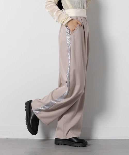 MAISON BREEZE(メゾンブリーズ)の「【MAISON BREEZE】サイドシャイニーラインワイドパンツ trc(その他パンツ・レディース・グレー/ベージュ/ブラック・FREE)」の1枚目の写真