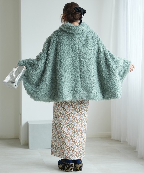 utatane(ウタタネ)の「コート プードルファーポンチョ ニコアンティーク 裏地ねこ(ポンチョ・レディース・ブラウン/キャメル/ベージュ/ミント/ブラック/ベビーピンク/オフホワイト・FREE)」の20枚目の写真