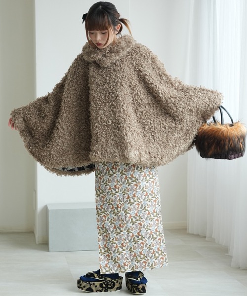utatane(ウタタネ)の「コート プードルファーポンチョ ニコアンティーク 裏地ねこ(ポンチョ・レディース・ブラウン/キャメル/ベージュ/ミント/ブラック/ベビーピンク/オフホワイト・FREE)」の8枚目の写真