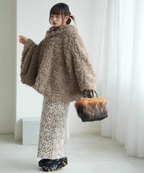 utatane(ウタタネ)の「コート プードルファーポンチョ ニコアンティーク 裏地ねこ(ポンチョ・レディース・ブラウン/キャメル/ベージュ/ミント/ブラック/ベビーピンク/オフホワイト・FREE)」の9枚目の写真